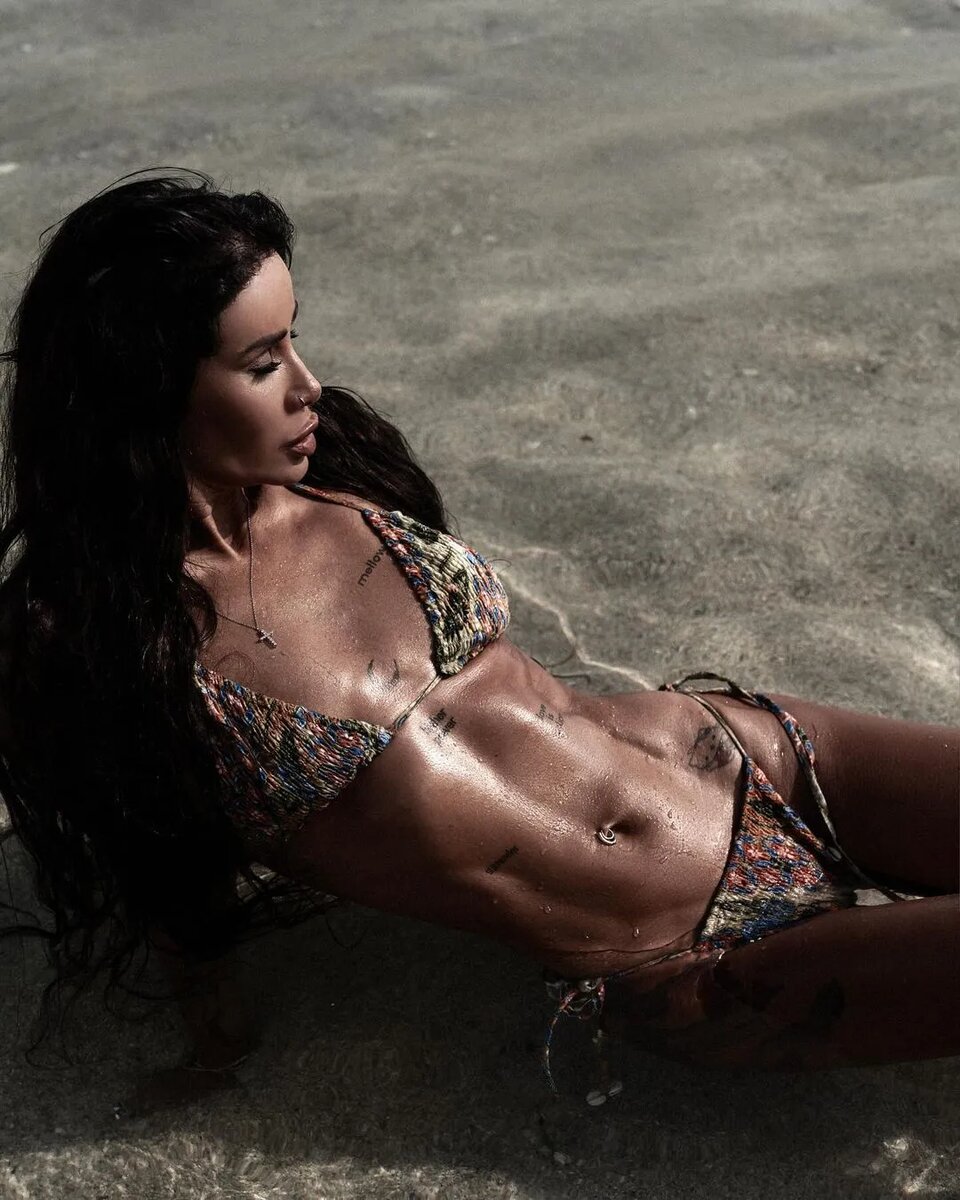  Самооценка этих селебрити всегда остаётся на высшем уровне. Они кайфуют от самих себя и не против разделить это чувство с поклонниками.-15