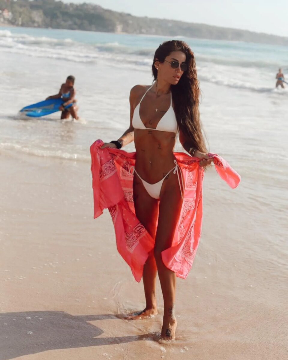  Самооценка этих селебрити всегда остаётся на высшем уровне. Они кайфуют от самих себя и не против разделить это чувство с поклонниками.-17