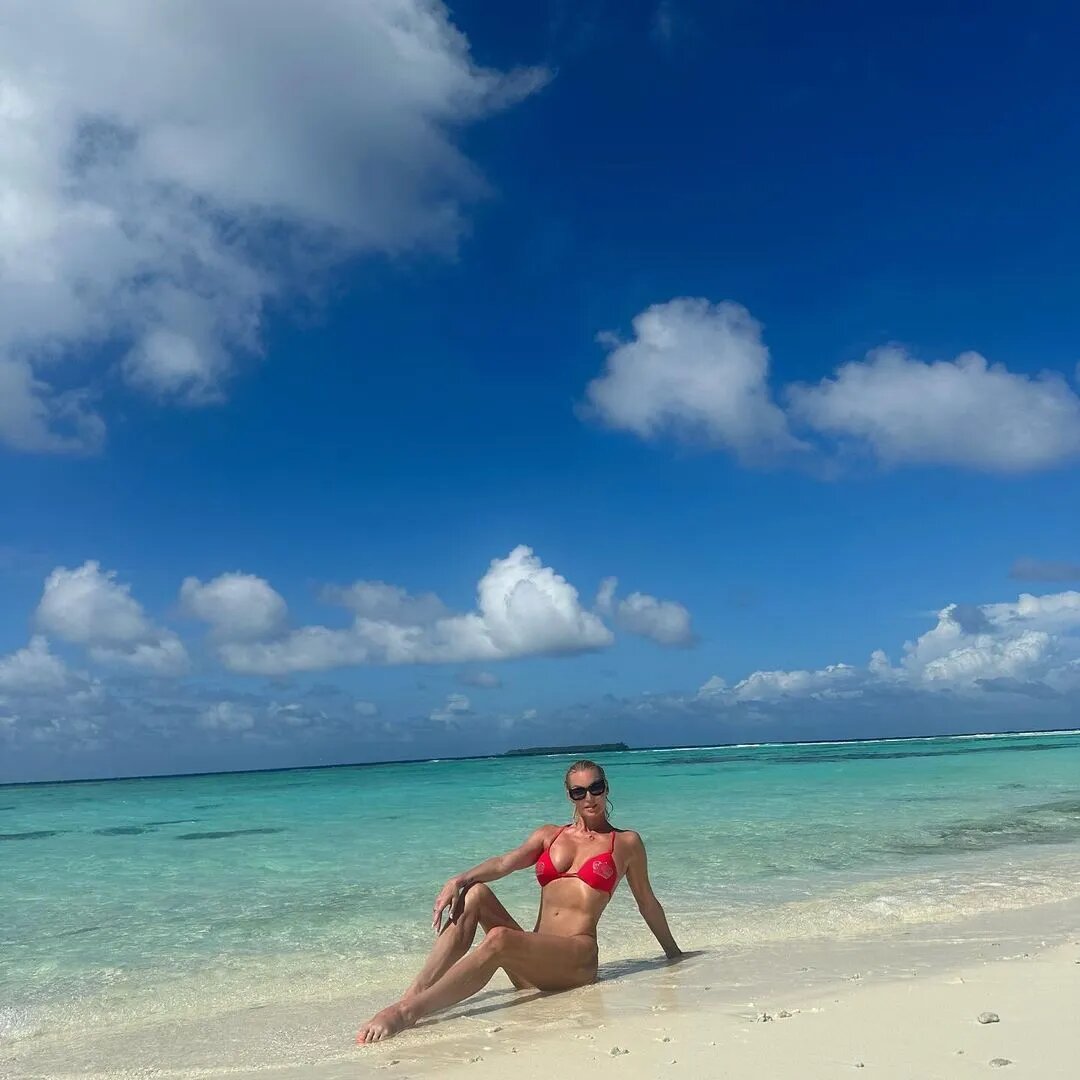  Самооценка этих селебрити всегда остаётся на высшем уровне. Они кайфуют от самих себя и не против разделить это чувство с поклонниками.-19