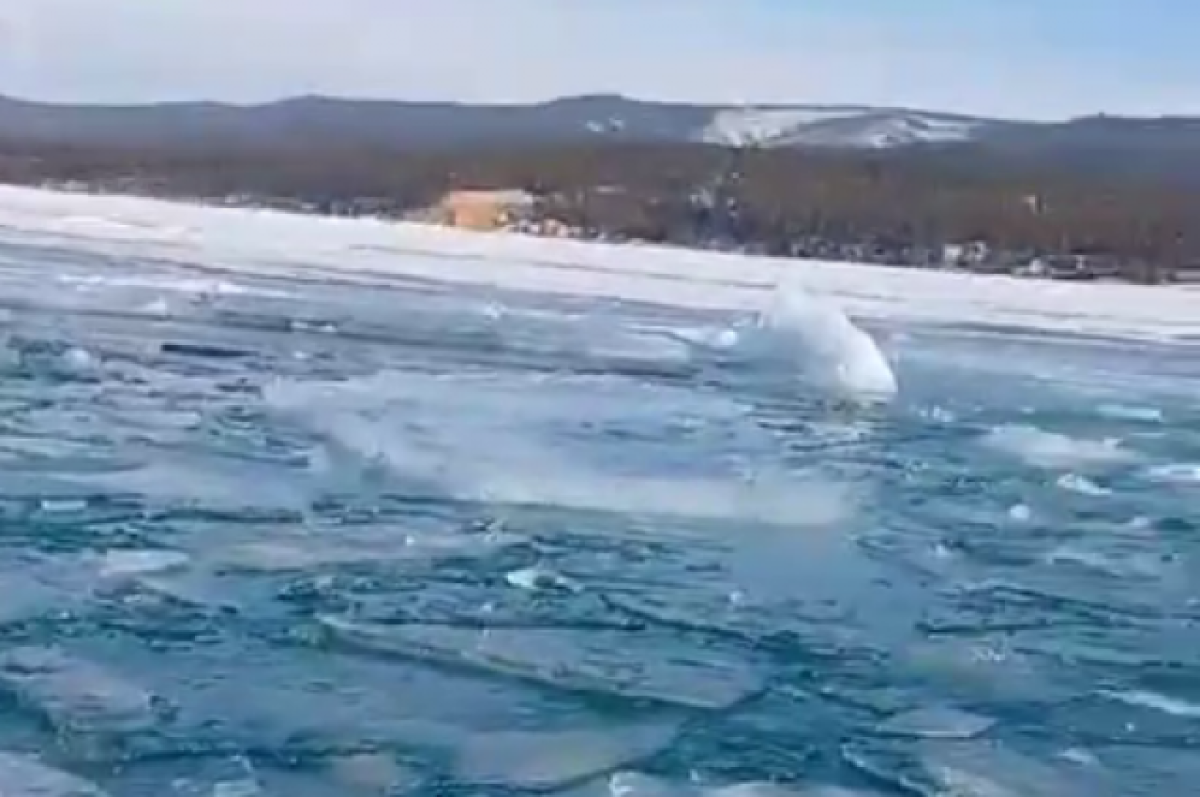    Лёд начал таять в акватории Малого Моря на Байкале