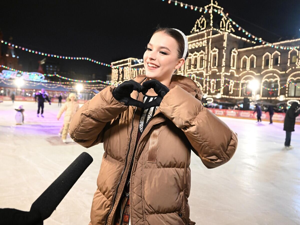    Фигуристка Анна Щербакова на открытии ГУМ-катка на Красной площади в Москве© РИА Новости / Илья Питалев