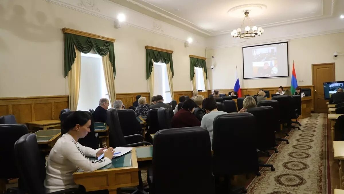     В Законодательном Собрании обсудили помощь онкобольным в республике и планы строительства нового онкологического центра.
