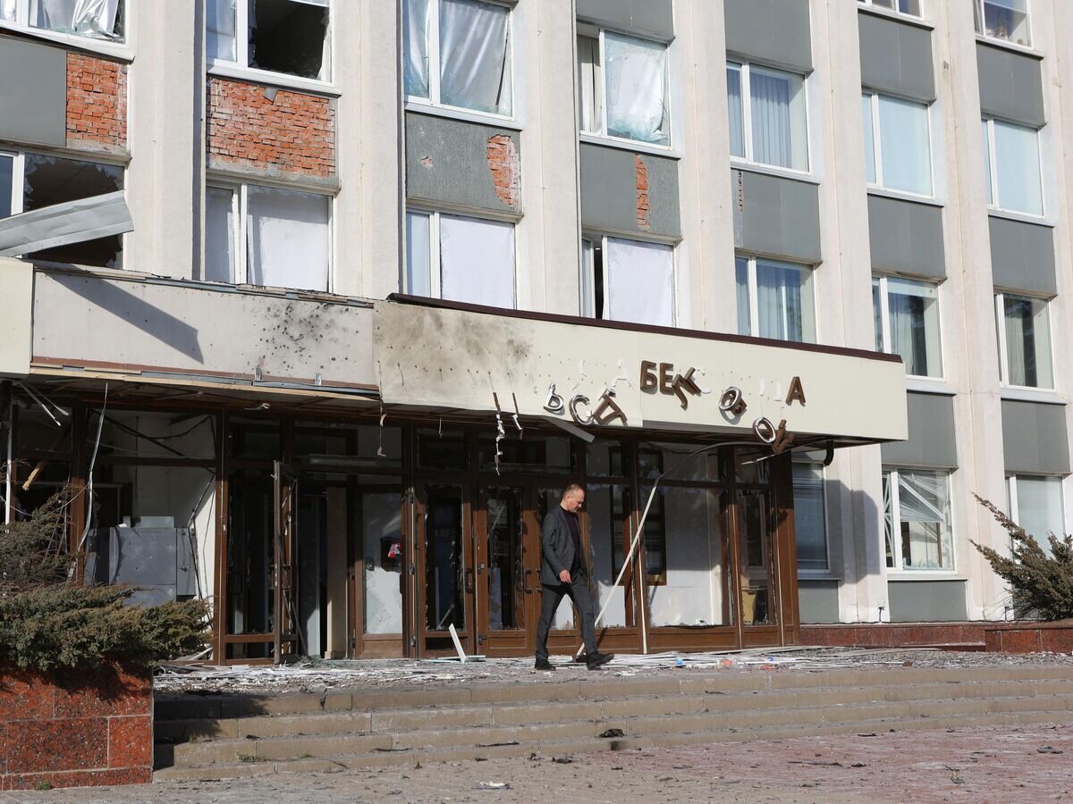    Здание мэрии Белгорода, поврежденное в результате атаки украинского беспилотника© РИА Новости / Антон Вергун