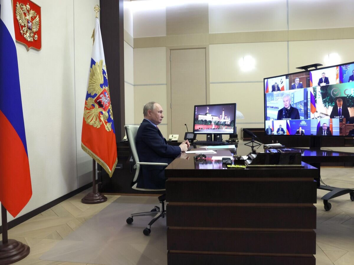    Президент РФ Владимир Путин в режиме видеоконференции дает старт двум крупным проектам: возведению 7-го энергоблока Ленинградской АЭС и строительству высокоскоростной железнодорожной магистрали Москва - Санкт-Петербург© РИА Новости / POOL