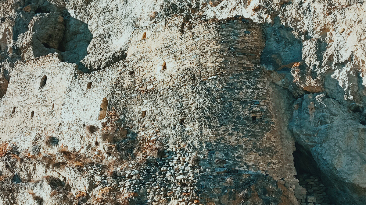 Крепость сливается с горой. Издалека её практически не заметно.