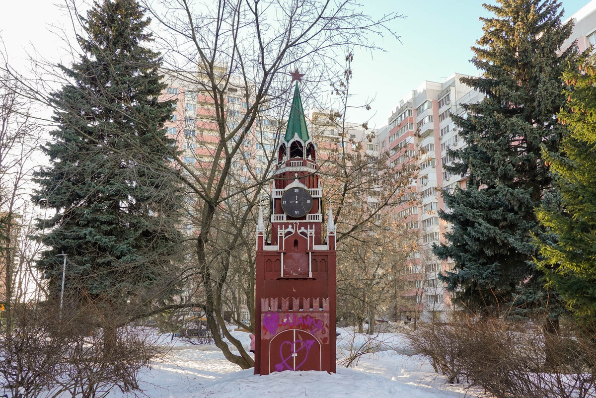 В середине 2000-х годов в столице существовала небольшая сеть супермаркетов "Мир продуктов". Собственно, магазинов было всего два, зато крупных. Один в Новокосино, второй на Юго-Западной.-2