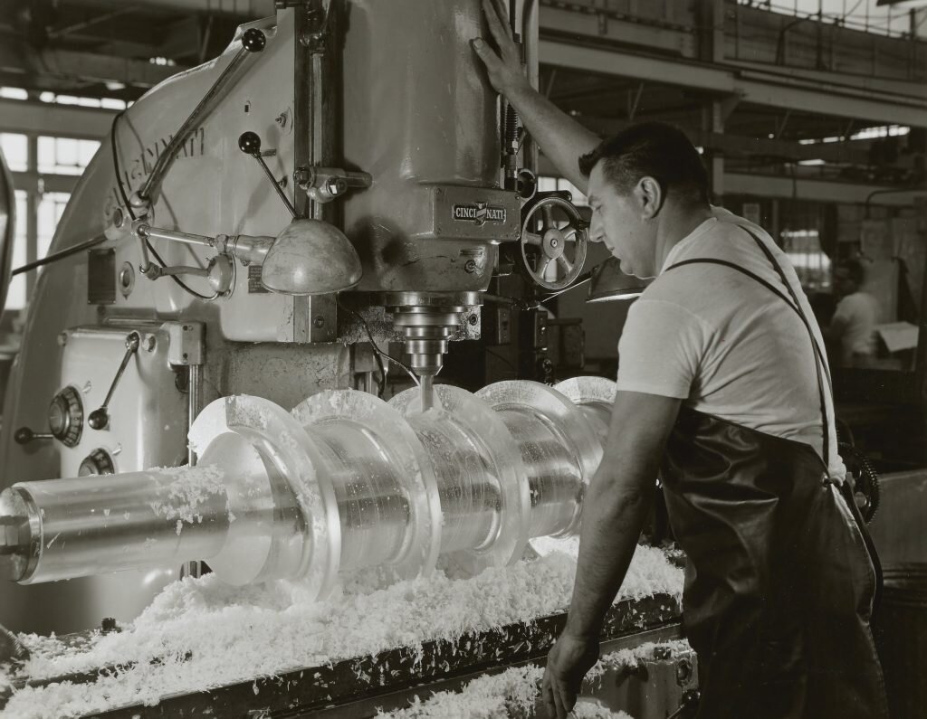    Производство шнека из оргстекла на предприятии Röhm&Haas в 1958 году. Фото Röhm&Haas / Института истории науки / sciencehistory.org