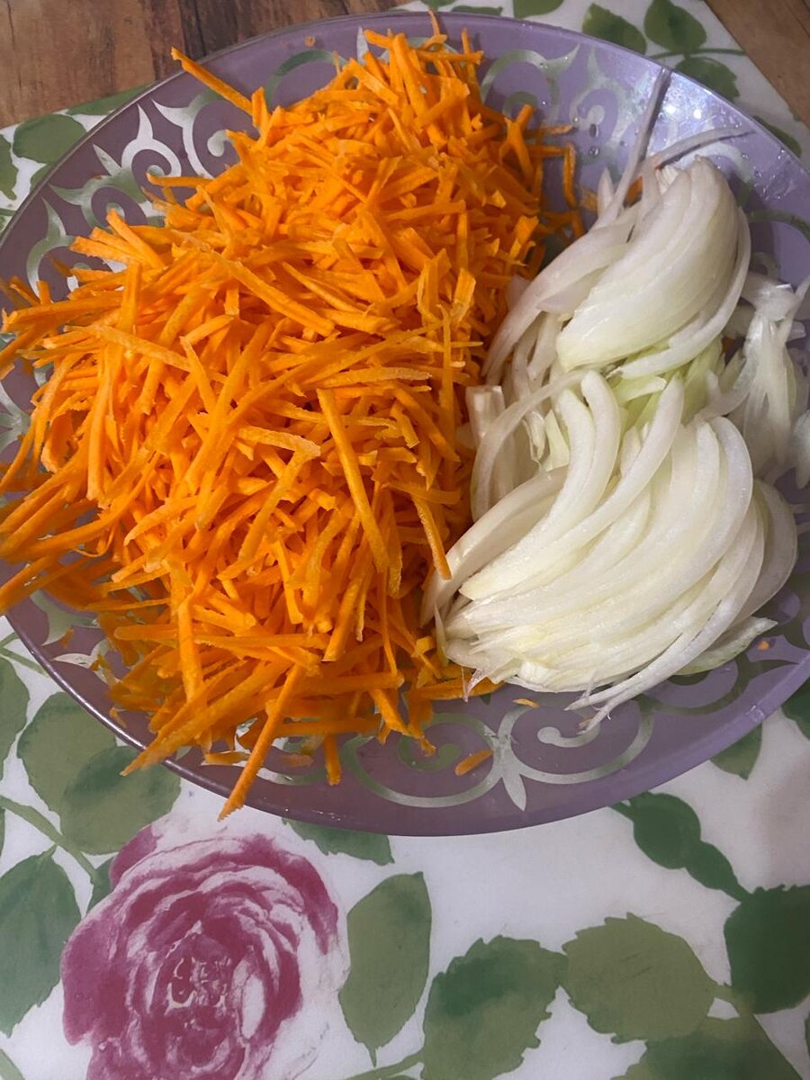 Нарезаем соломкой лук и морковь