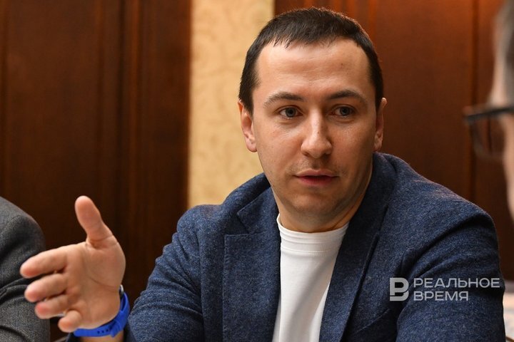 Генеральный директор СМУ-88 Наиль Галеев выступил не только как застройщик, но и как владелец личного электрокара. Максим Платонов / realnoevremya.ru