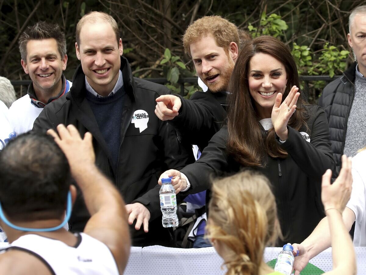    Принц Уильям, Кейт Миддлтон и принц Гарри во время Лондонского марафона. 23 апреля 2017© AP Photo / Chris Jackson, pool