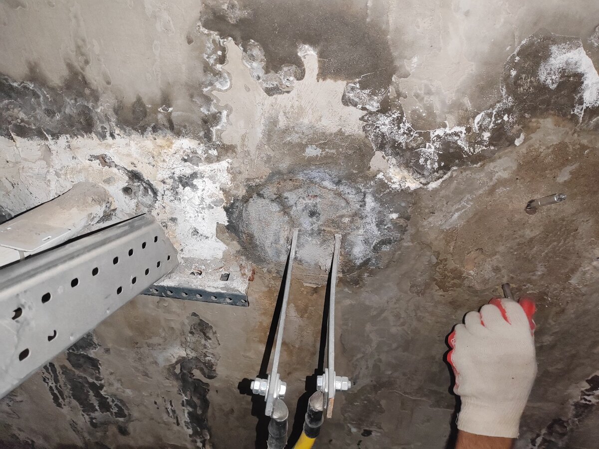 Протечка с образованием высолов и плесени