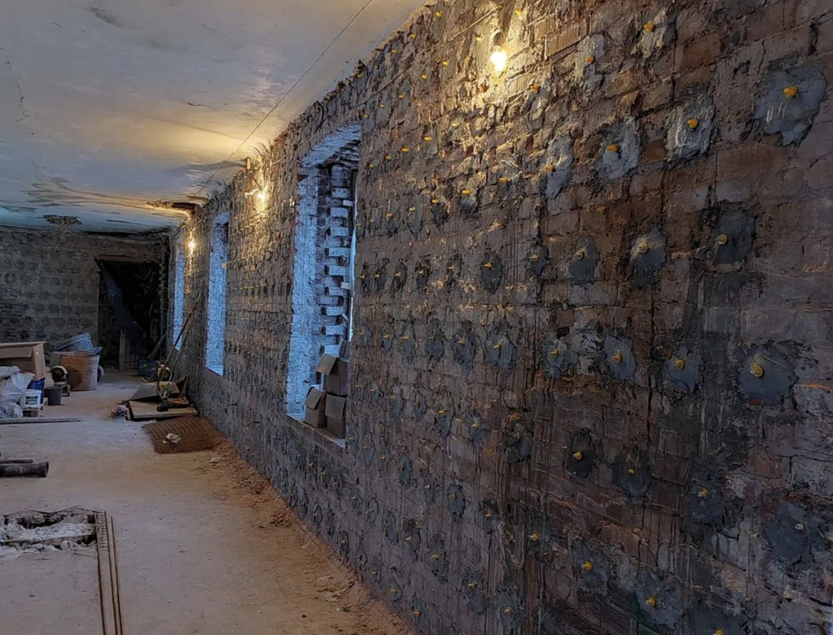 Итог работы по инъектированию кирпичной кладки