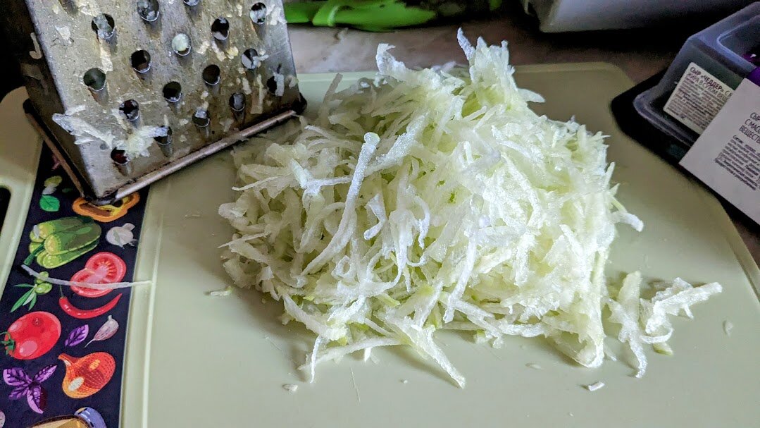 Натертая зеленая редька имеет светло-салатовый, почти белый, цвет. Фото автора