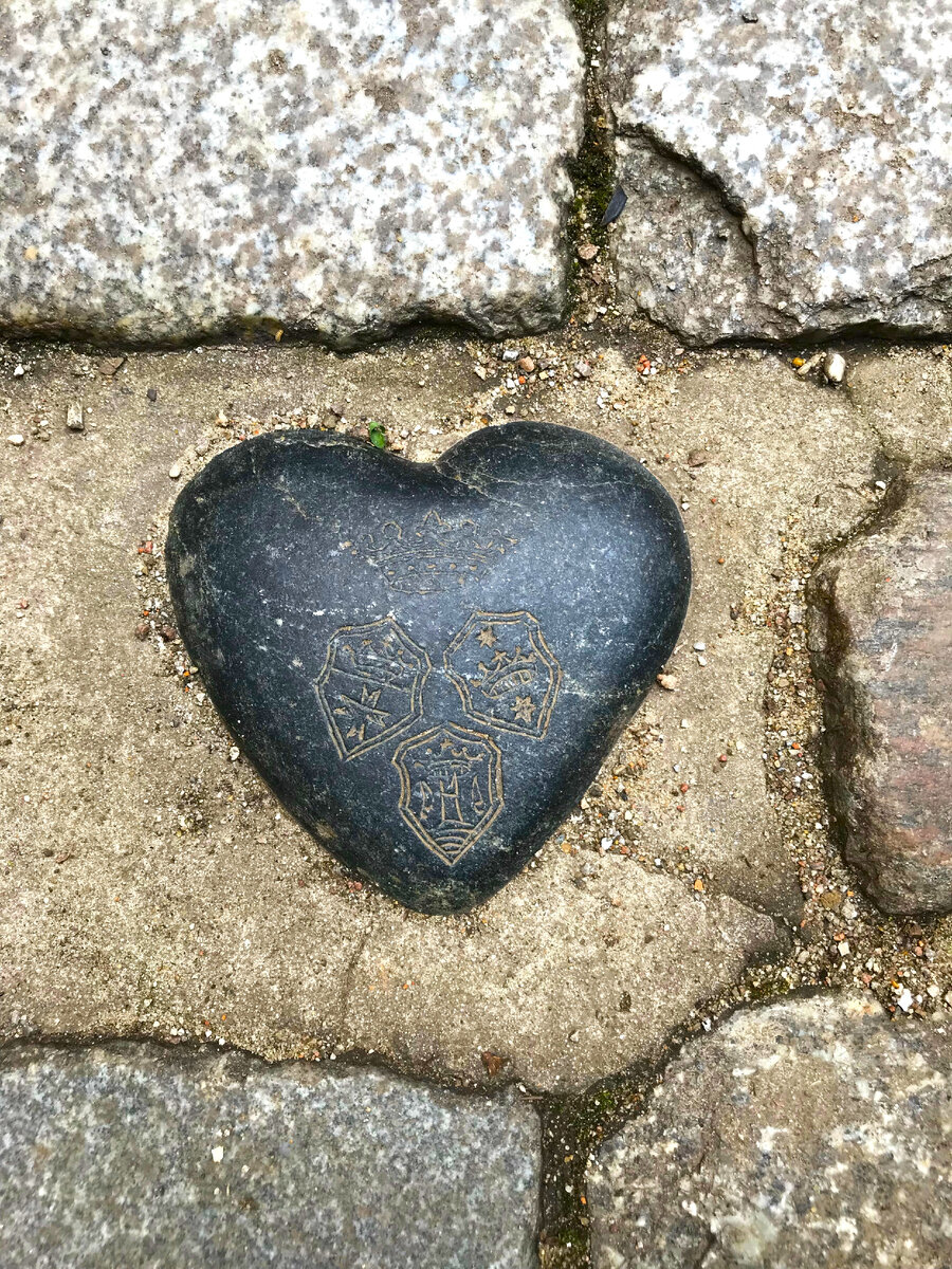 На сердце высечены три гербам старинных городов — Кнайпхофа, Лёбенихта и Альтштадта