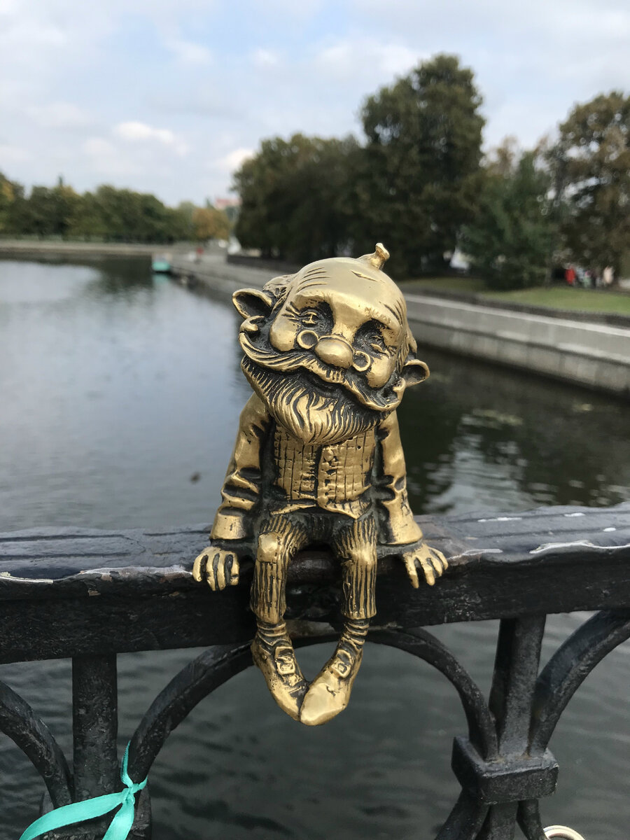 По легенде дедушка приносит счастье и добро