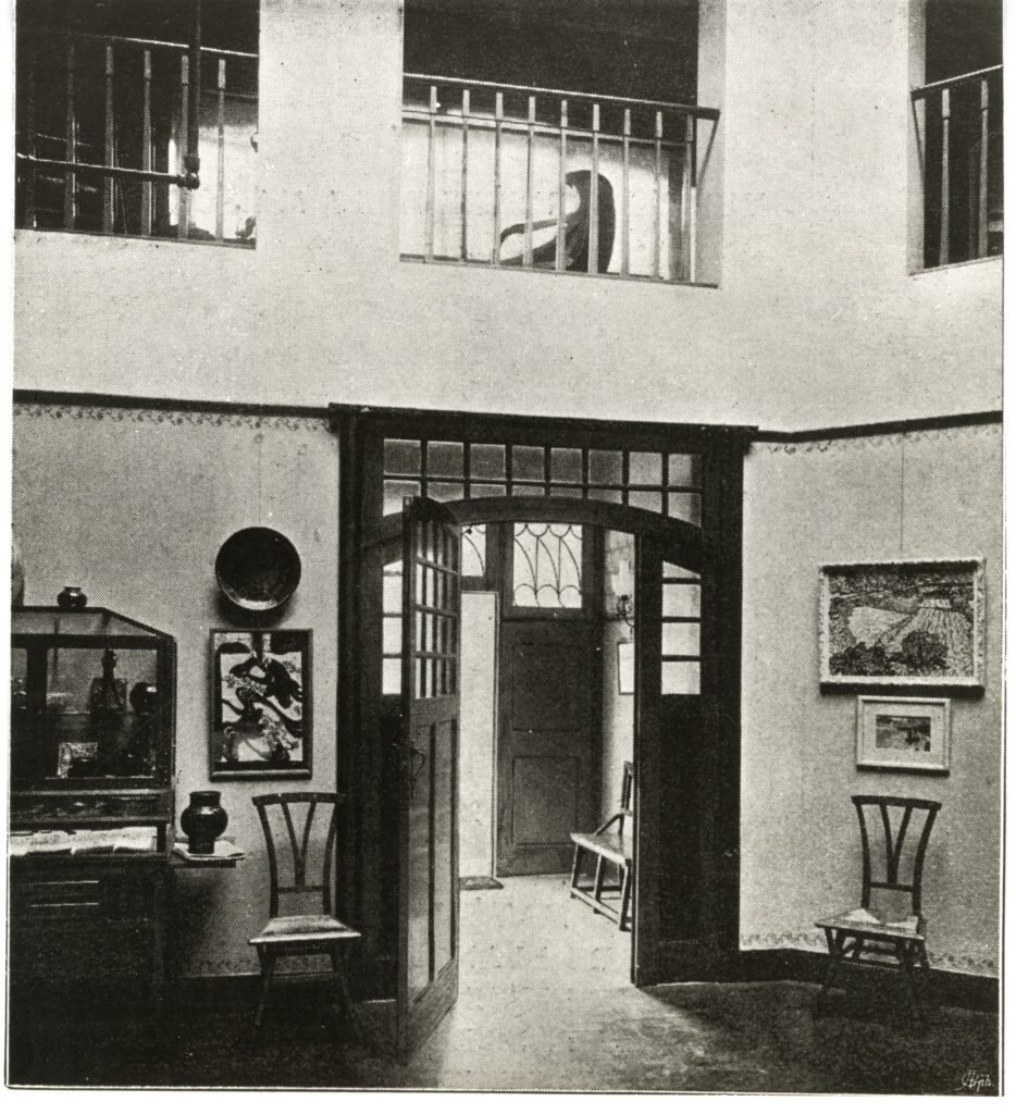 Холл с картиной Ван Гога (Источник - интернет).