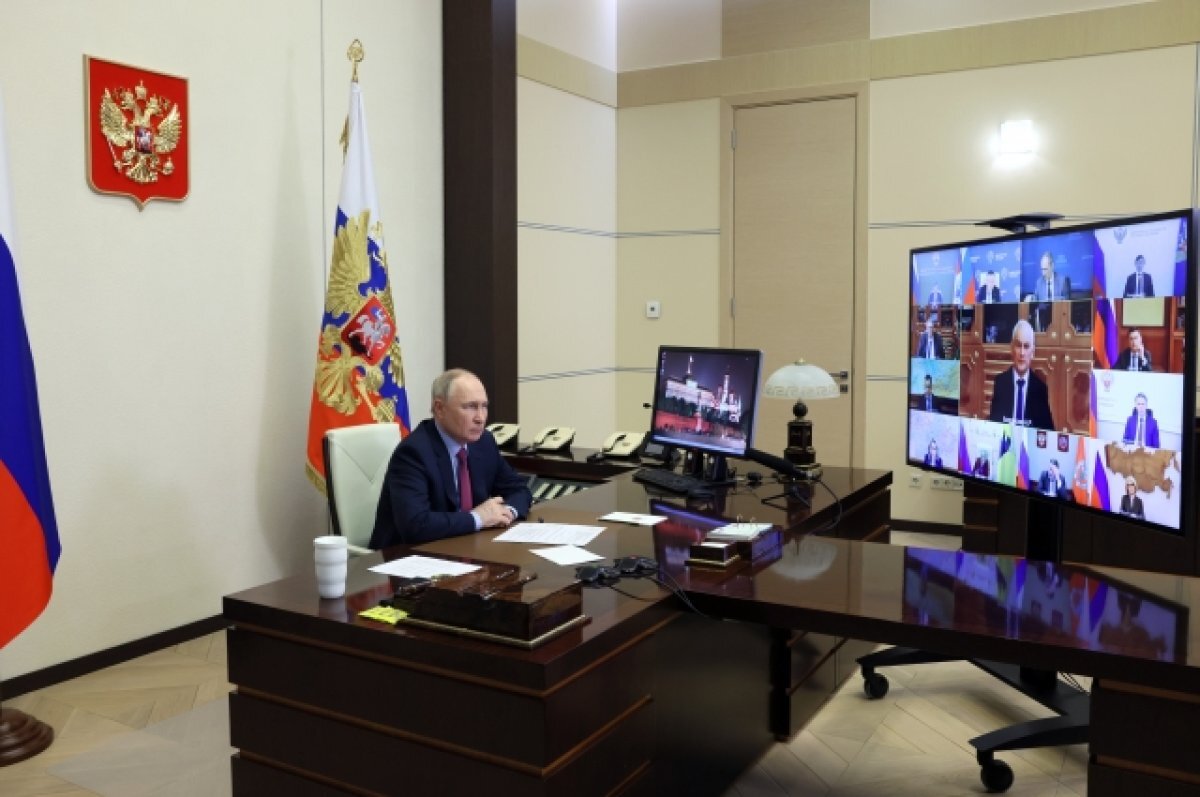    Президент РФ Владимир Путин в режиме видеоконференции проводит совещание с членами правительства РФ.