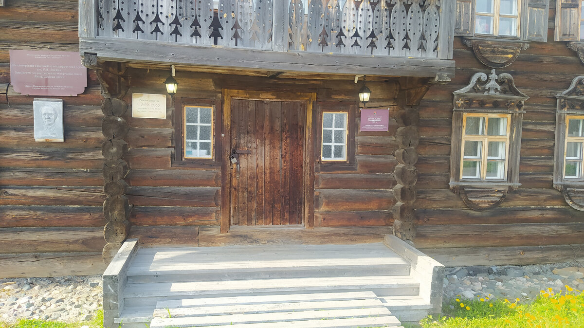 Музей закрыт на замки.