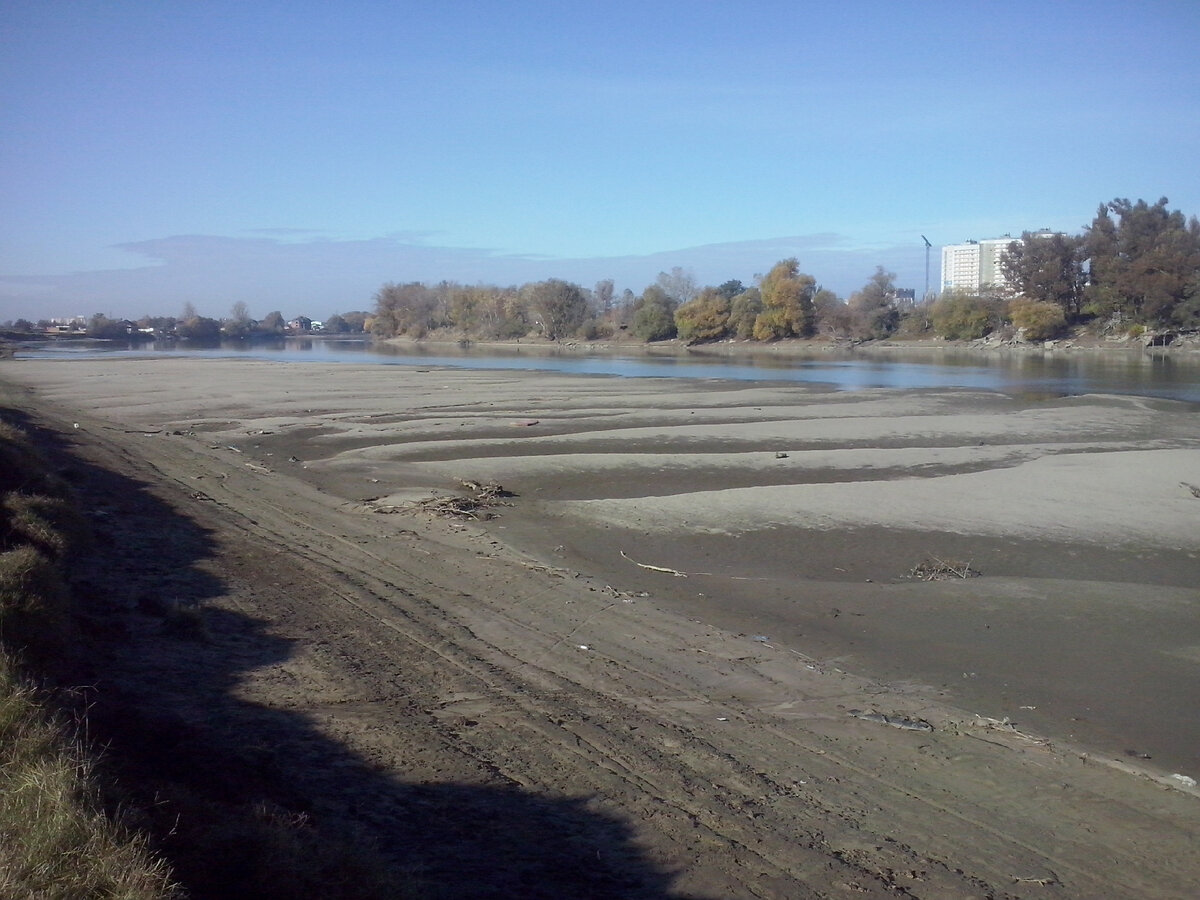 Так выглядит русло Кубани зимой, когда ограничивают водосброс из водохранилища. Воду копят для весенних затоплений рисовых полей. 