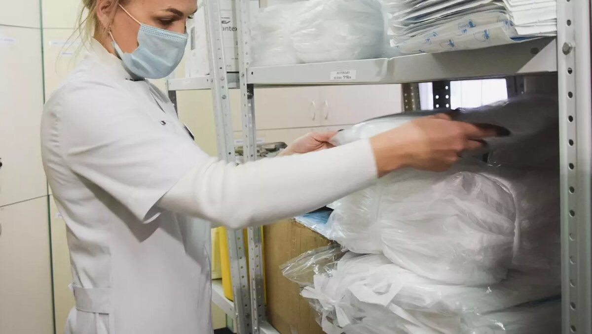     10 из 14 медсестер, работающих в отделении гематологии и химиотерапии Нижегородской областной детской больницы (НОДКБ) заявили, что готовы уволиться. Их не устраивает размер зарплат. Ситуацию уже взяли на контроль в минздраве и Профсоюзе работников здравоохранения региона.