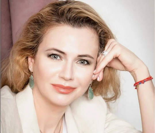 Он был сказочно богат, его состояние измерялось сотнями миллионов долларов. Он был старше на одиннадцать лет, но Ксения не смогла не принять ухаживания богатого мужчины.
