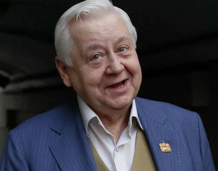 Он был сказочно богат, его состояние измерялось сотнями миллионов долларов. Он был старше на одиннадцать лет, но Ксения не смогла не принять ухаживания богатого мужчины.-4