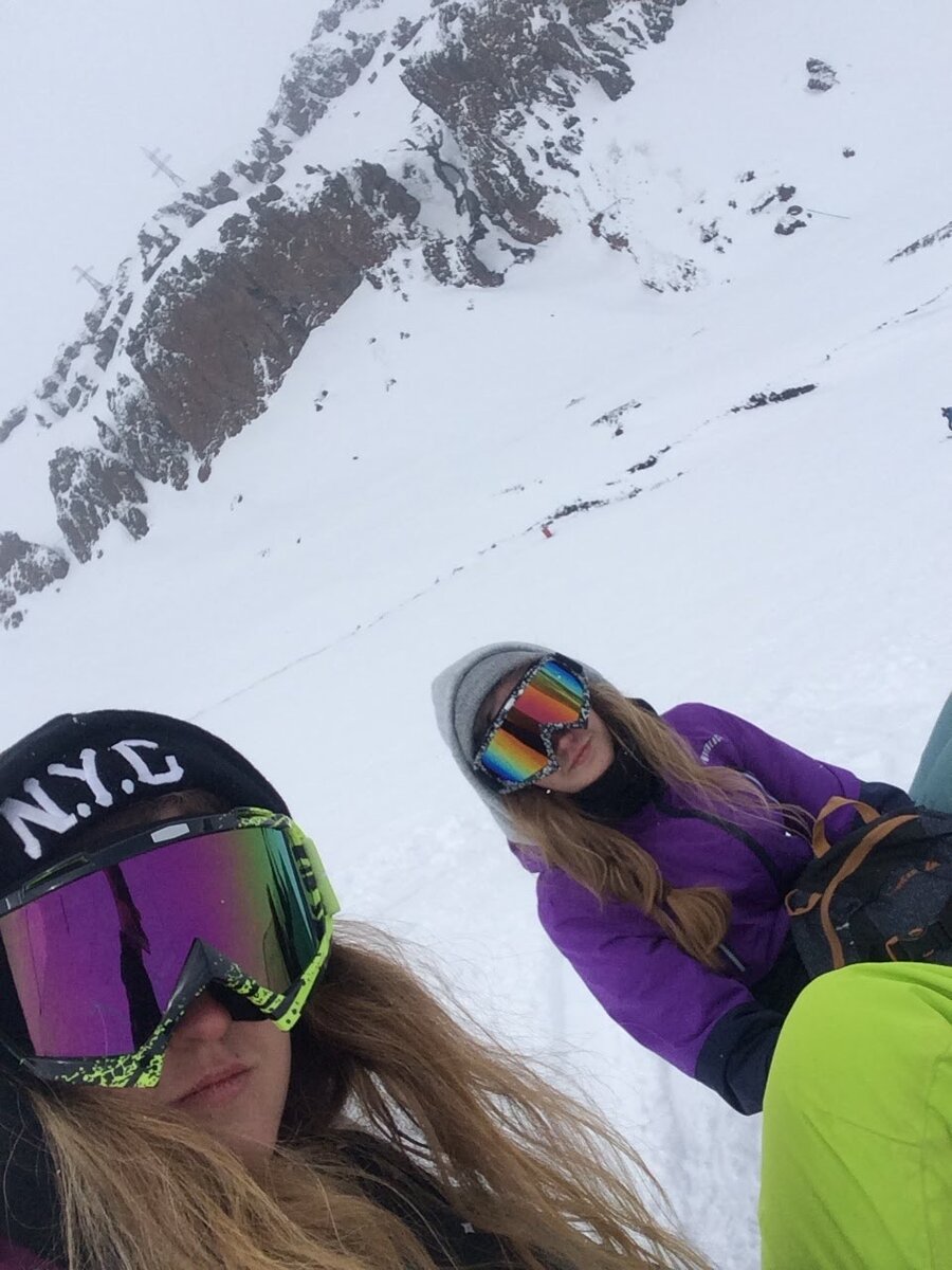 Фото 2018 года - наша первая поездка на Эльбрус. Тогда мы только научились кататься на сноуборде 🏂 С погодой не очень повезло, в горах было ветрено и снежно. 