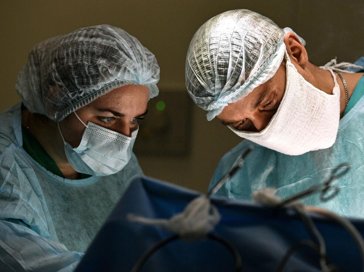    Нейрохирургическая операция в больнице им. Семашко в Симферополе© РИА Новости / Константин Михальчевский