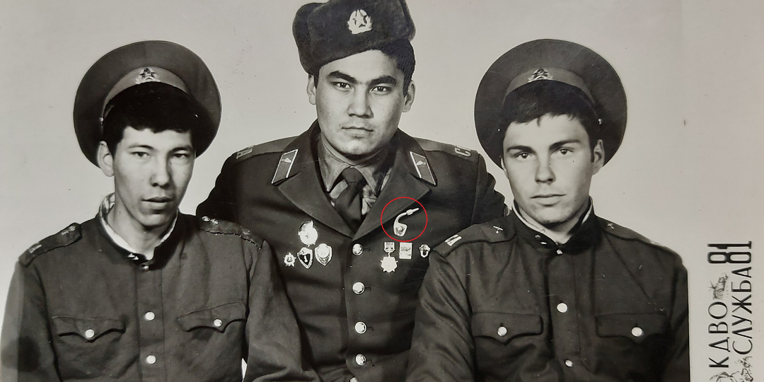 Как выглядели дембеля во времена Брежневской эпохи. Что за значки они носили и какие из них делали сами