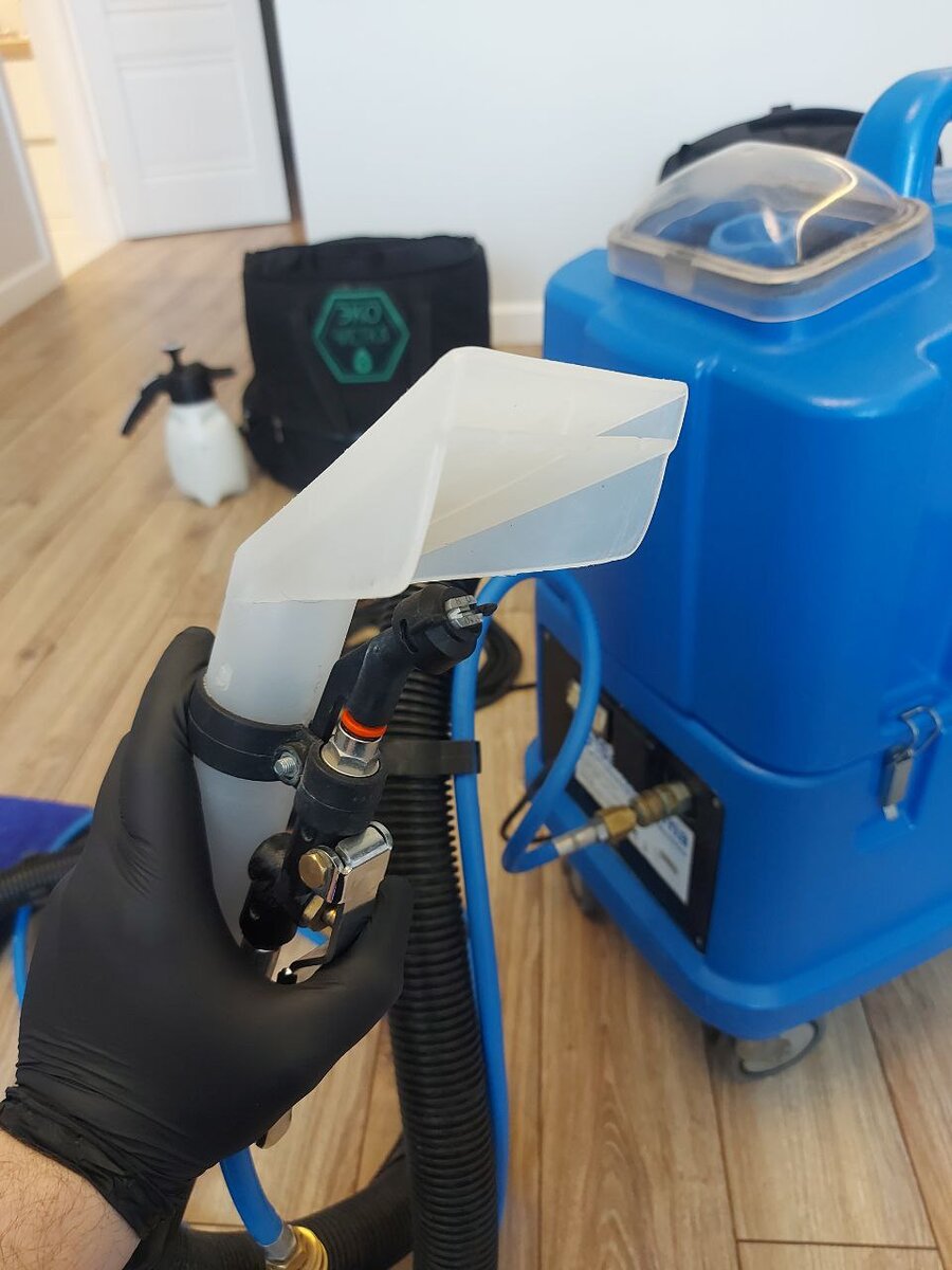 Профессиональная экстракторная машина (моющий пылесос) для чистки мягкой мебели и ковровых покрытий