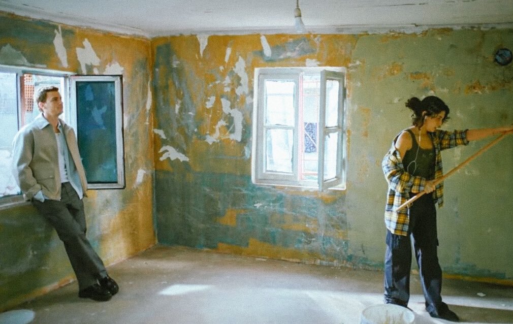 Аси красит стены дома