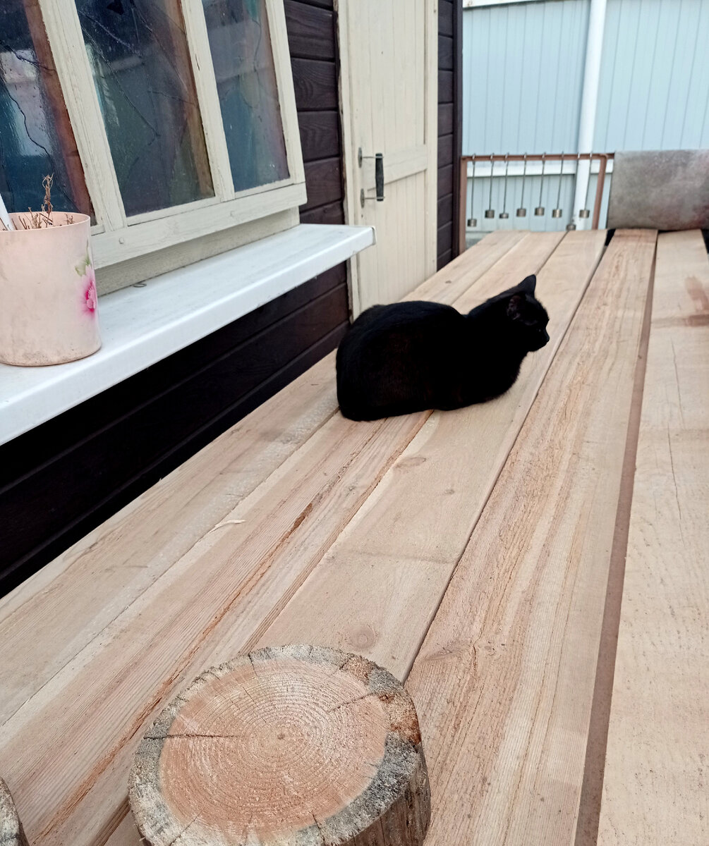 Вот так всю террасу летом занимали доски