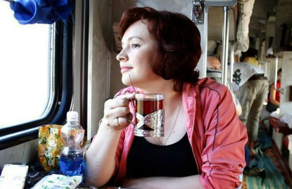 Проводница поезда поделилась секретом, зачем в 90-х в чай пассажирам добавляли соду