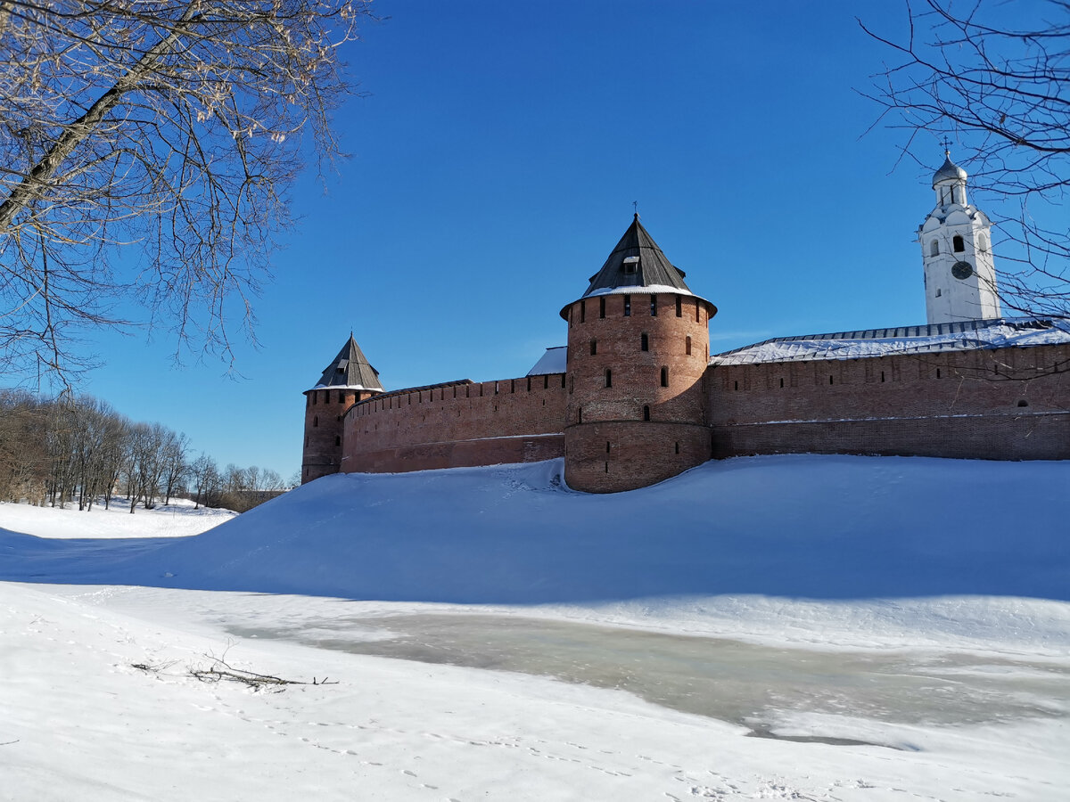 У стен Кремля.