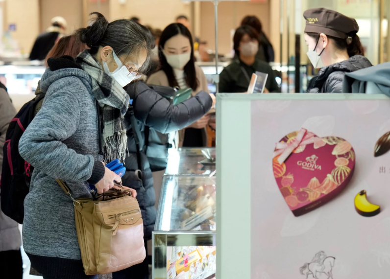 Можно купить подарочный шоколад, а можно просто красивую шоколадку из супермаркета