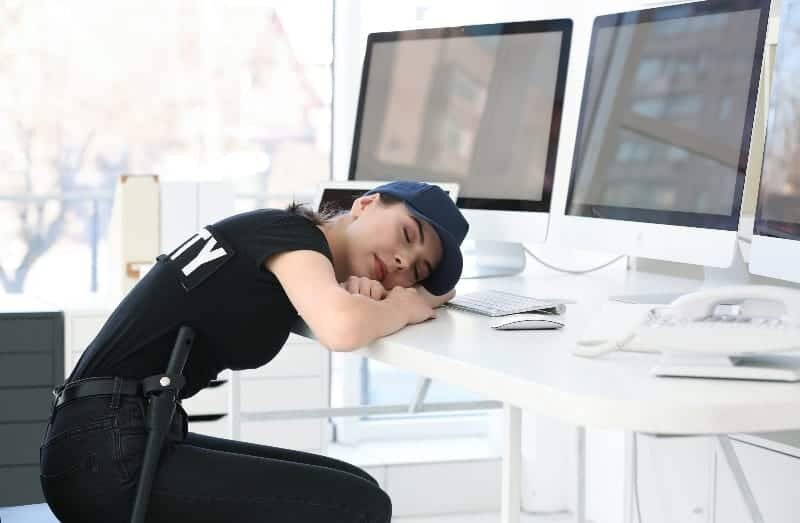 Охранница спит, служба идет, зарплата капает! (из сети)