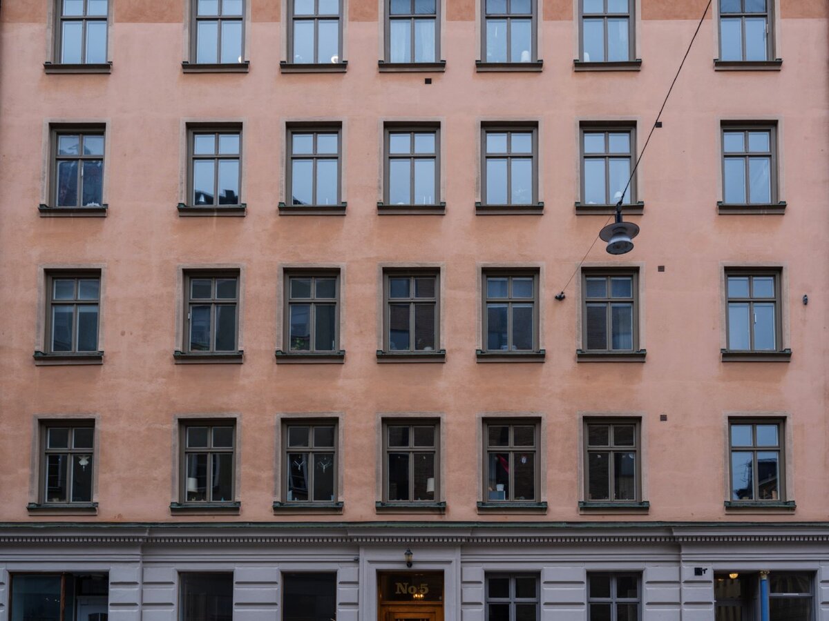 Квартира находится в одном из центральных районов Стокгольма. Так выглядит дом, где она располагается. Здание построено в 1880-1881 годах