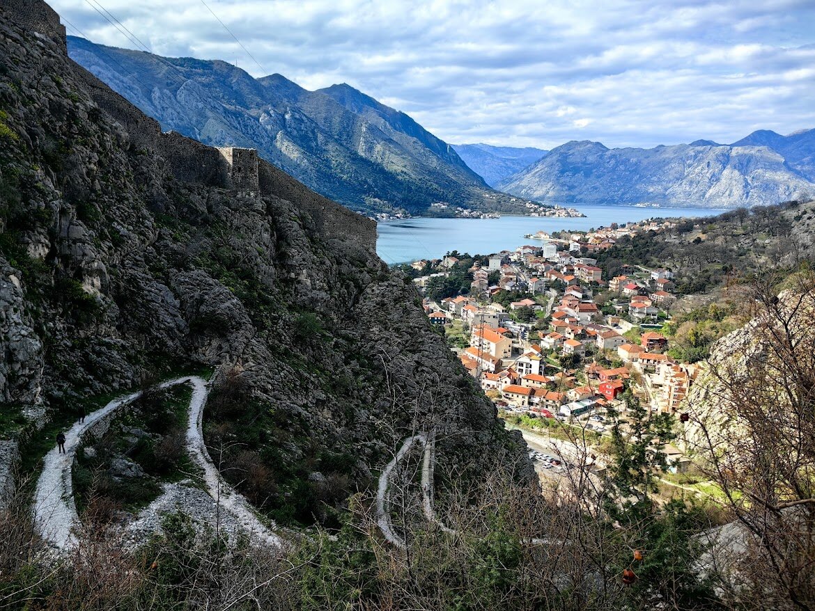 Когда живешь в окружении гор, приходится ждать и надеяться. Вид на Котор