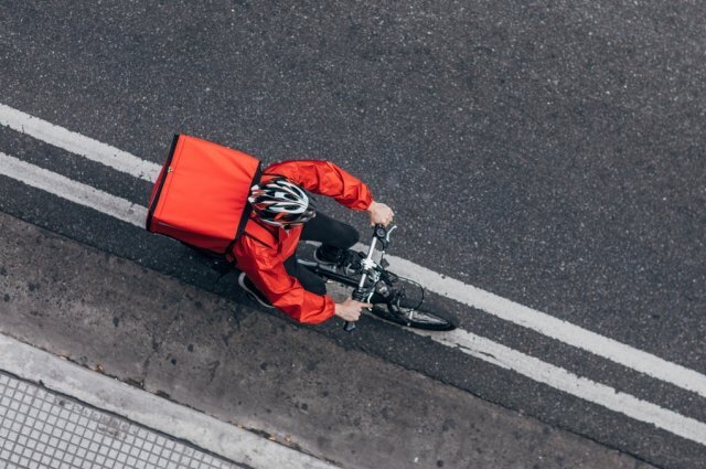    С какого возраста можно работать курьером?