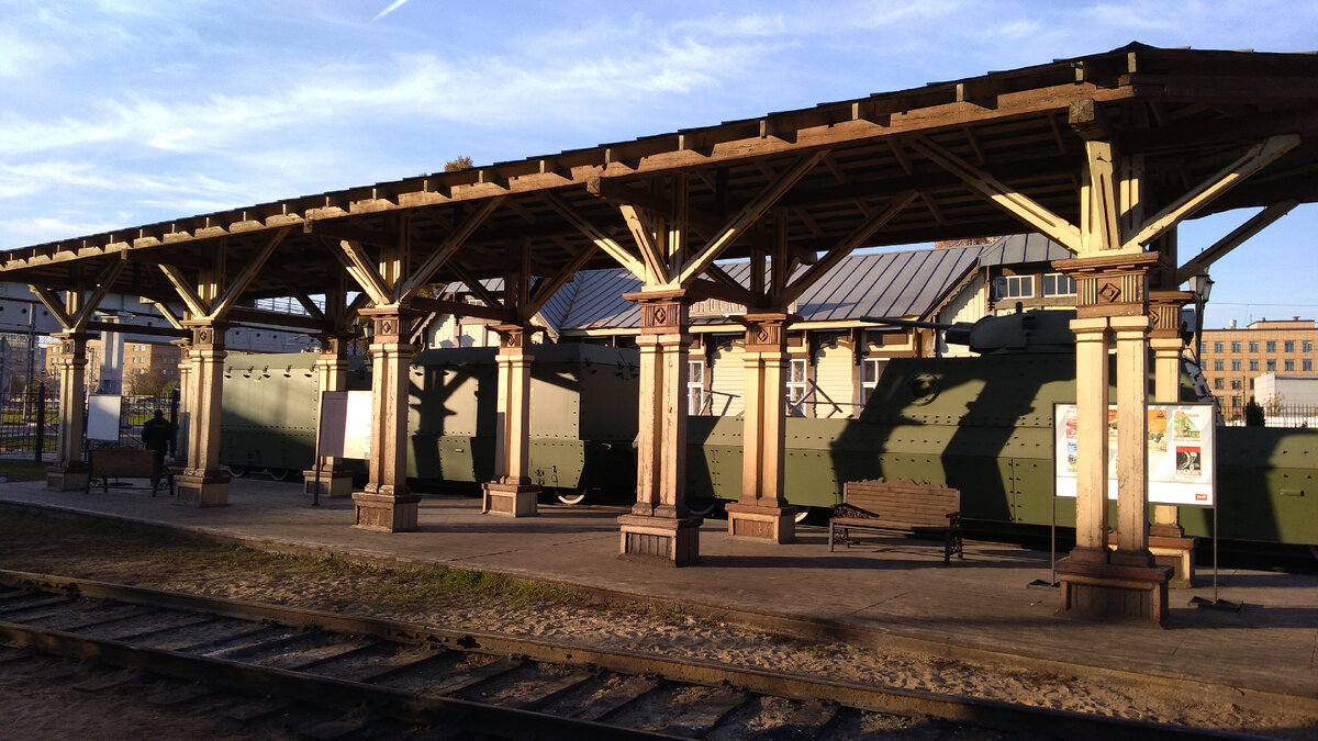 Небольшой крытый участок платформы и бронепоезд, который стоит даже не на запасном, а на первом пути!