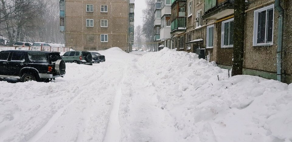 Заснеженный двор