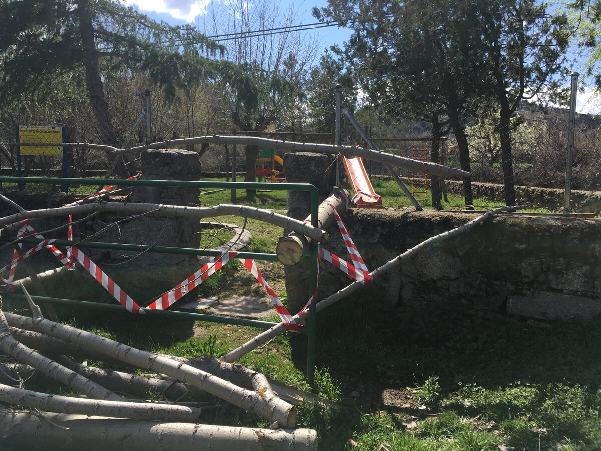 Детские площадки уже были затянуты красно-белыми запрещающими ленточками