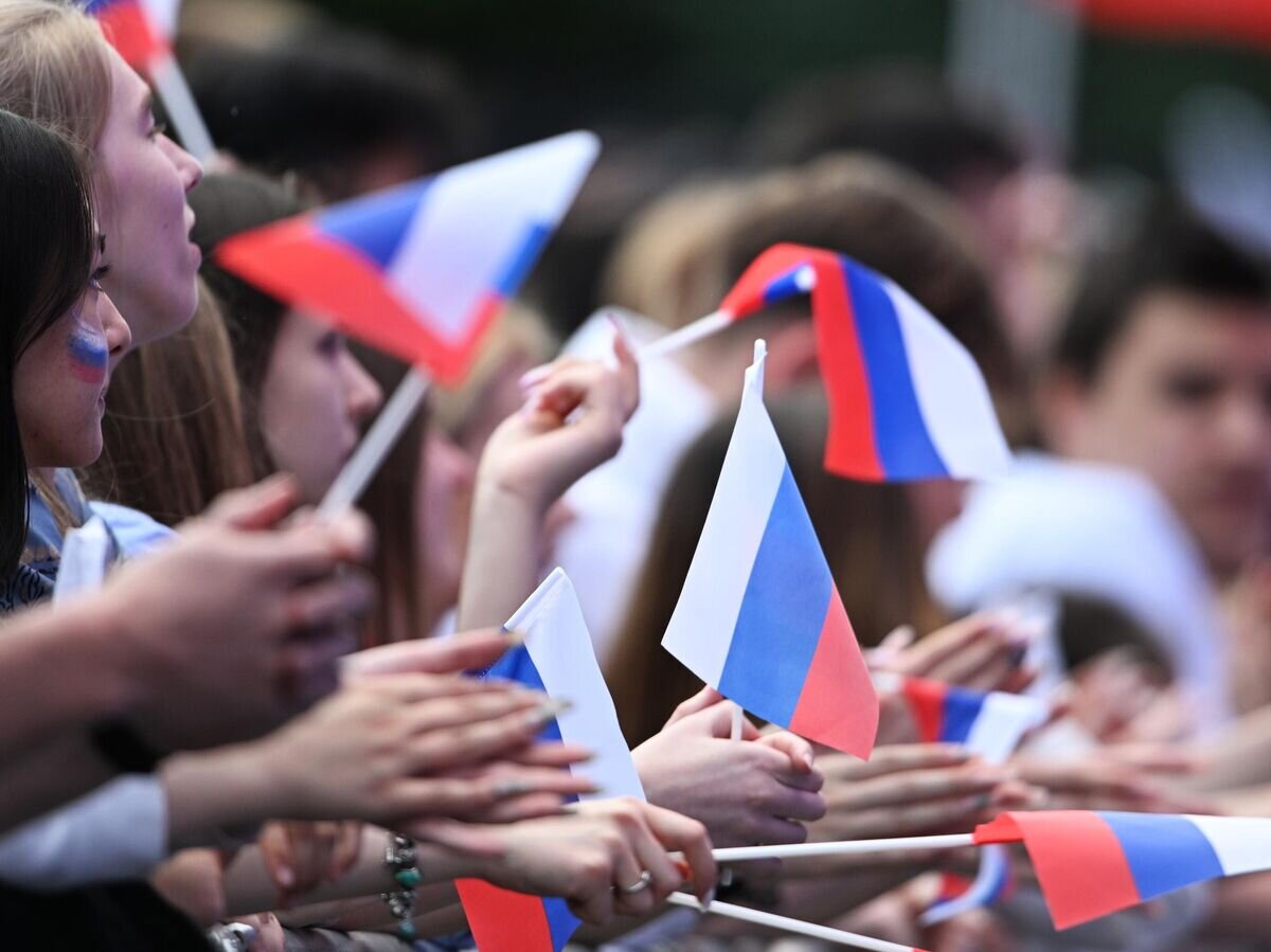    Жители Москвы на праздничном концерте в честь Дня России на Красной площади© РИА Новости / Павел Бедняков