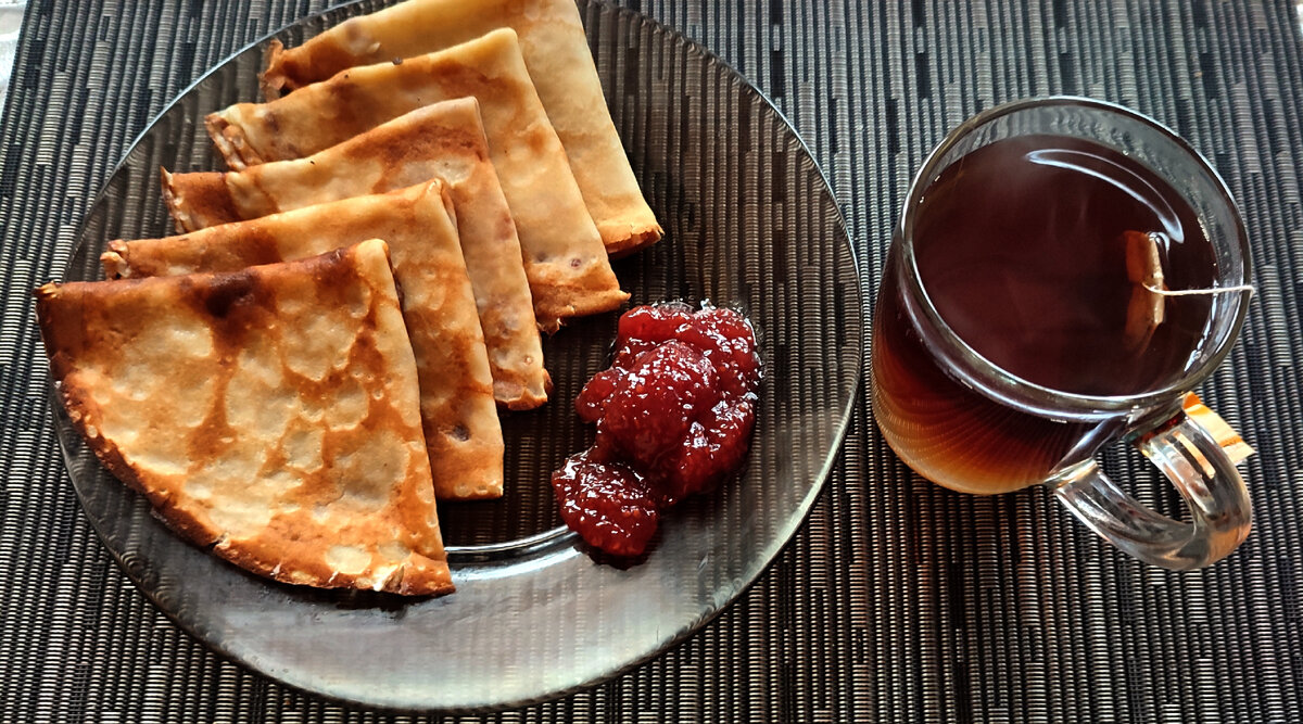 Съела пару блинов, остальные забрала на работу. 