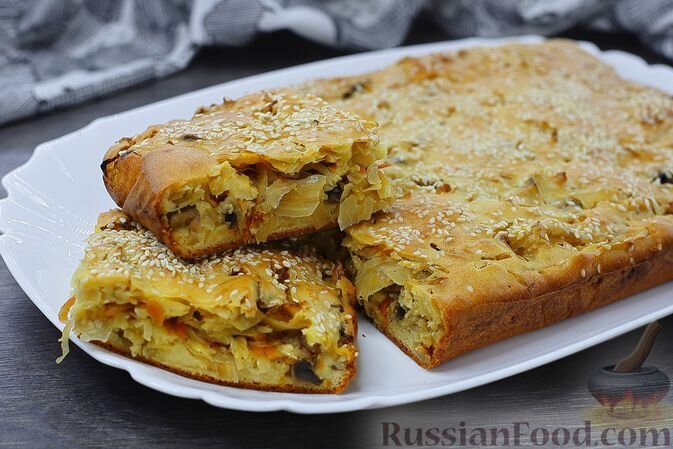 яйца, сметана, масло растительное, мука, разрыхлитель, соль, сахар, сухари панировочные, капуста квашеная, капуста белокочанная, шампиньоны, морковь, лук репчатый, орех мускатный, перец чёрный молотый, кунжут