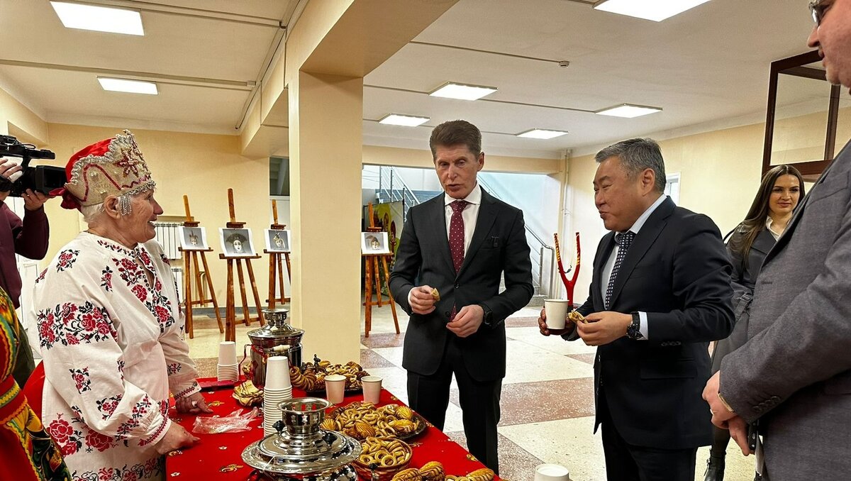     Олег Кожемяко и Вячеслав Квон посетили ДК «Индустрия», в котором недавно завершили ремонт. Сейчас в здании общественного центра работает избирательный участок.