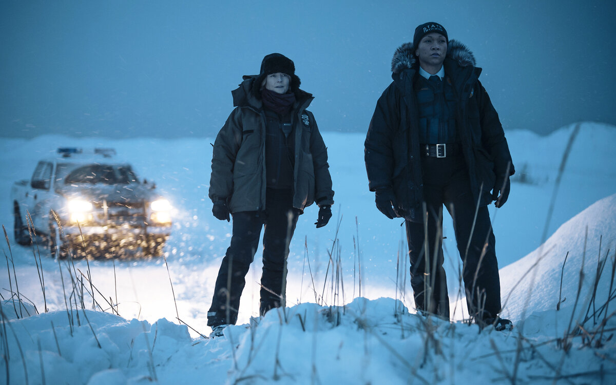 Кадр из четвертого сезона сериала «Настоящий детектив», реж. Кэри Дзёдзи Фукунага, Исса Лопес, Дэниэл Сакхайм, 2024