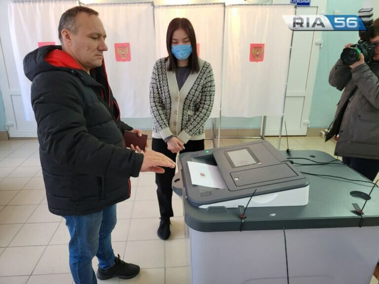    Оренбуржцы выбирают президента России: фоторепортаж с участка в школе №64 Белов Михаил Александрович