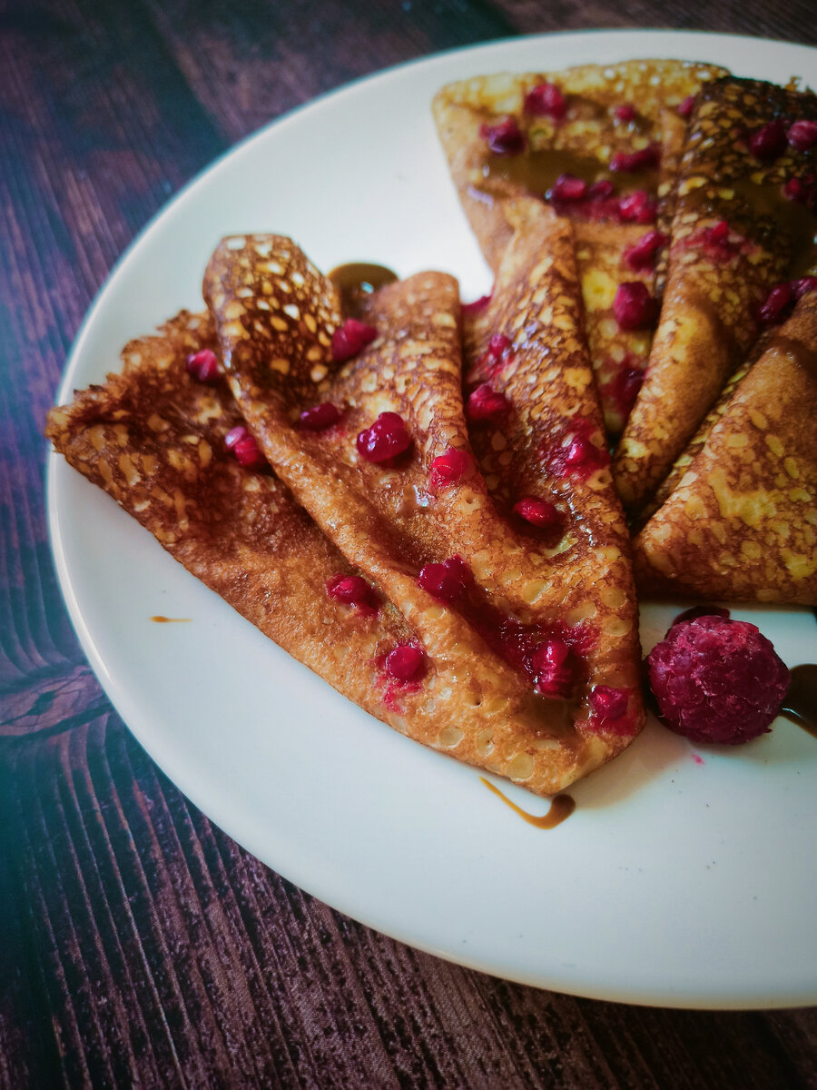 Подавала блины с жидким шоколадом и кусочками малины