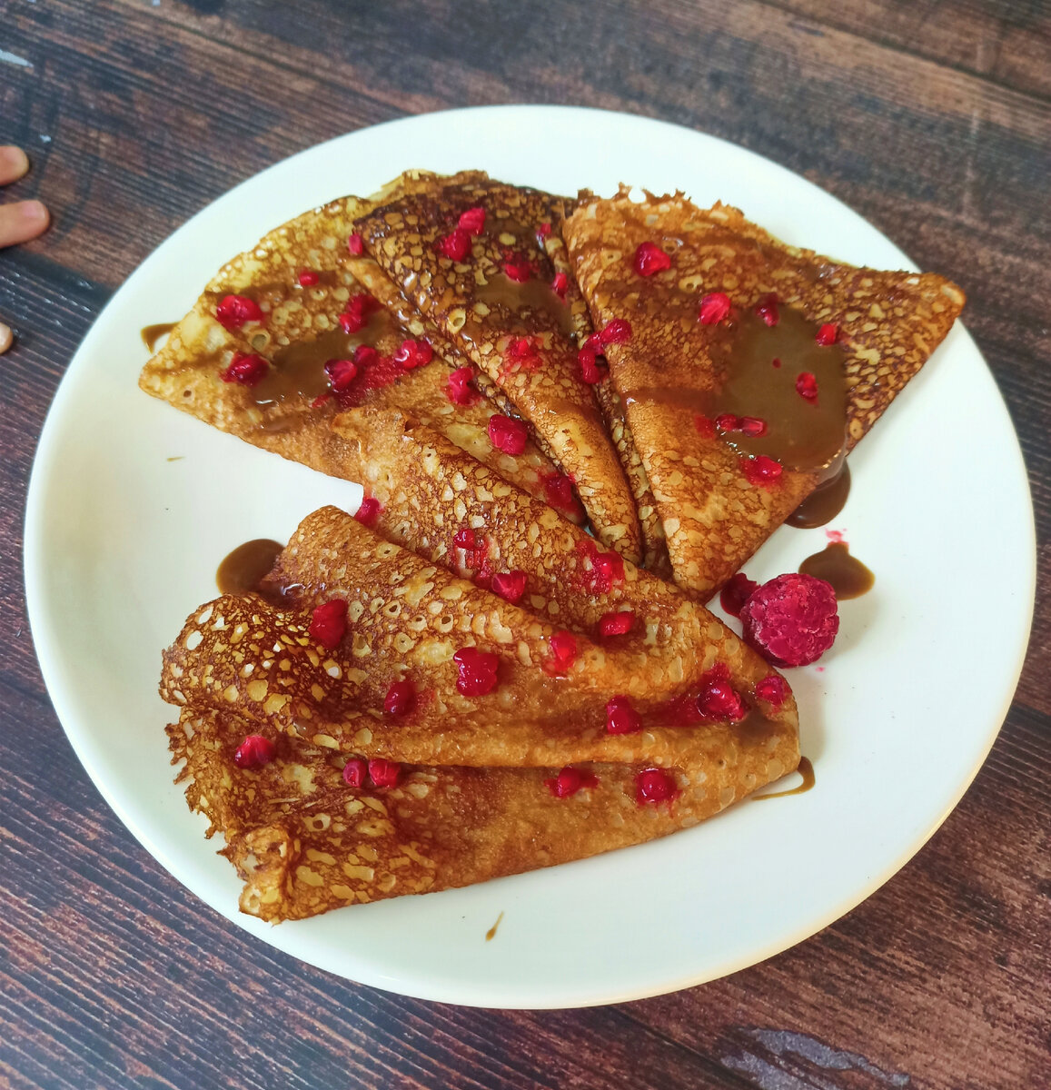 Если заметите, ручка маленького помощника уже тянется к своей тарелке 😋